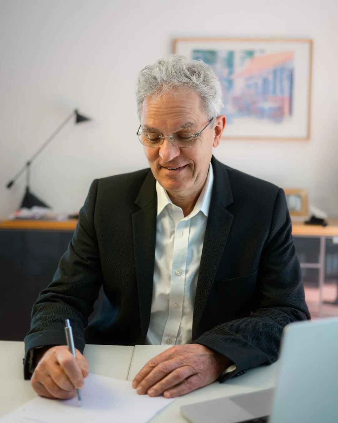 Roland Hesse am Schreibtisch in seinem Büro